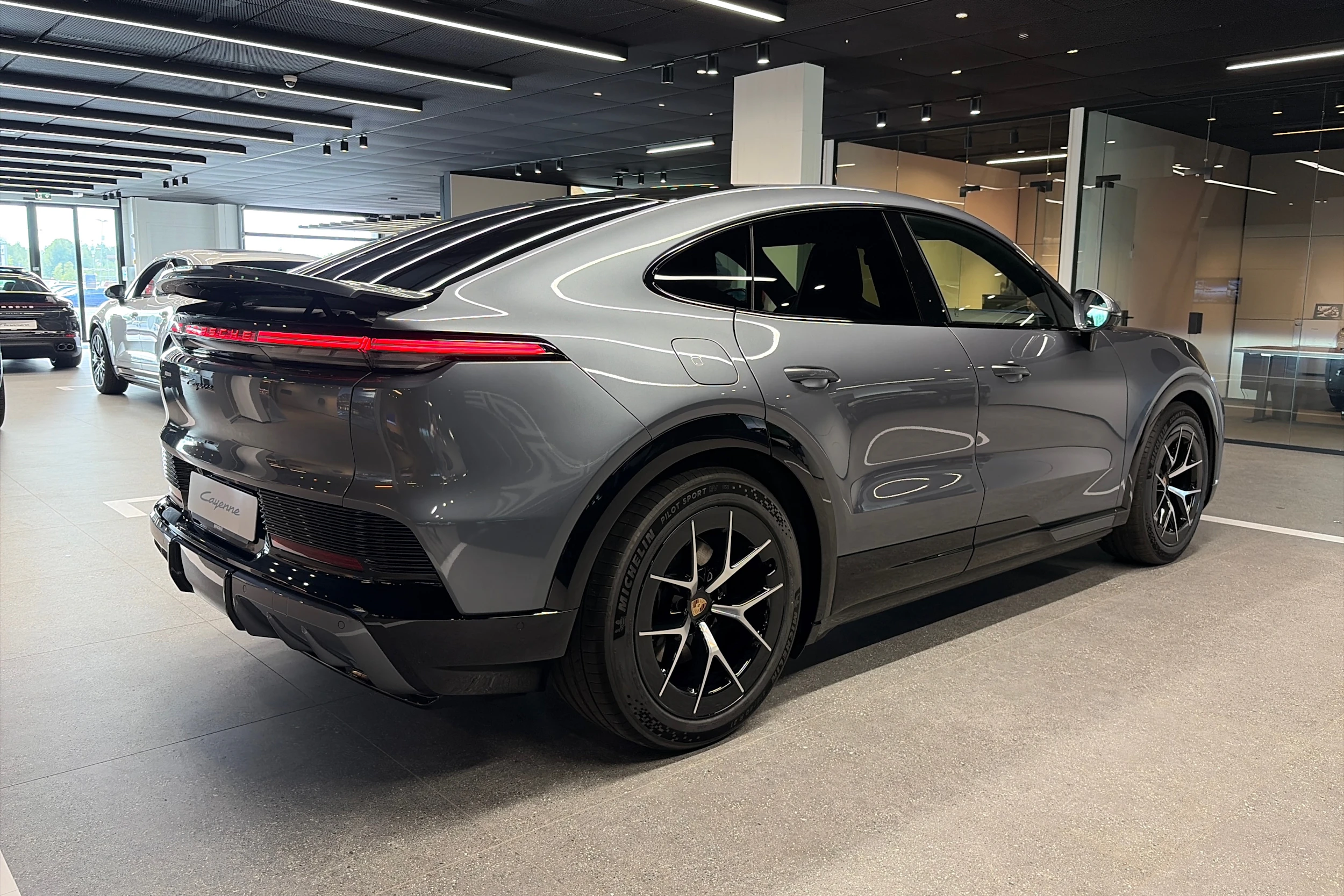 harmaa Porsche Cayenne 2026 kuva 40.