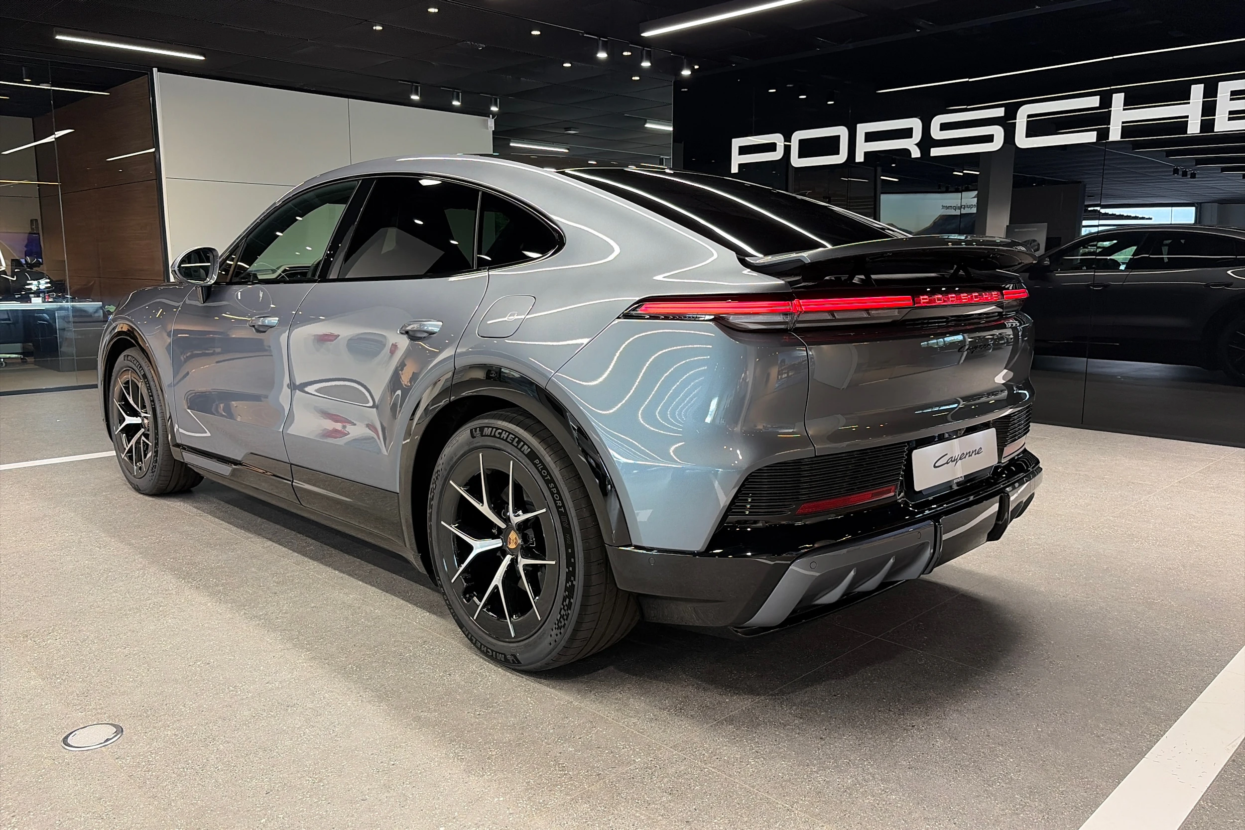 harmaa Porsche Cayenne 2026 kuva 41.