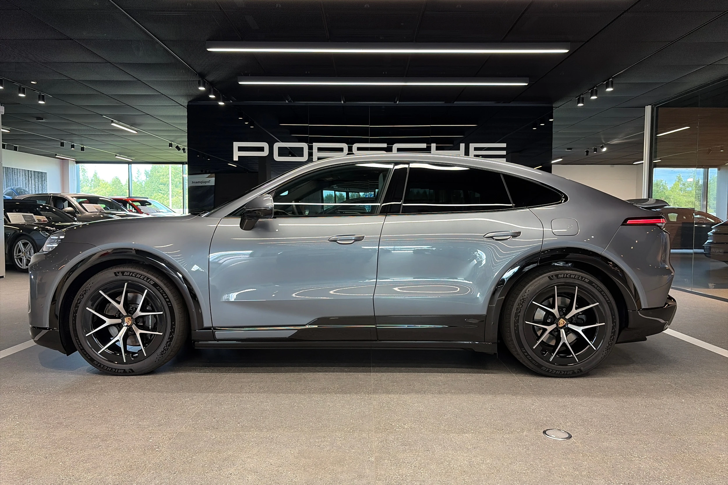 harmaa Porsche Cayenne 2026 kuva 42.