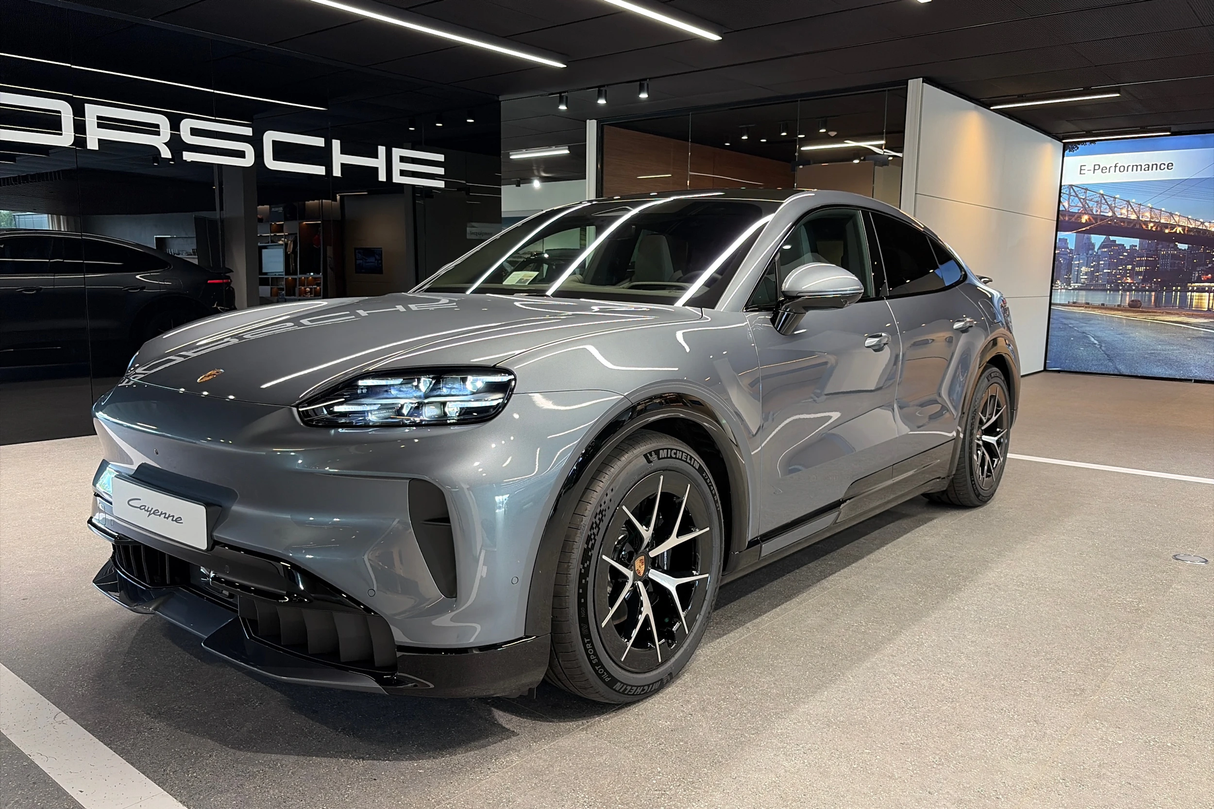 harmaa Porsche Cayenne 2026 kuva 43.