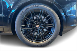 met. musta Porsche Cayenne 2026 kuva 10.