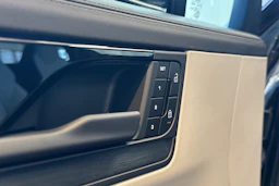 met. musta Porsche Cayenne 2026 kuva 11.