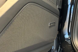 met. musta Porsche Cayenne 2026 kuva 12.
