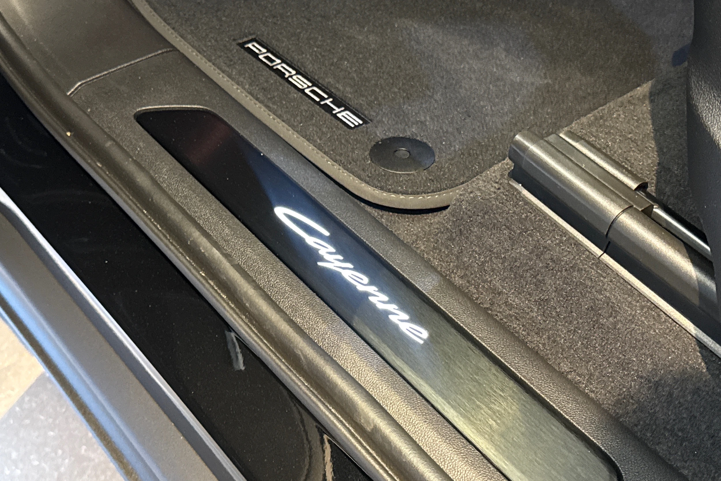 met. musta Porsche Cayenne 2026 kuva 14.