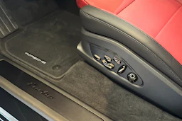 met. musta Porsche Cayenne 2026 kuva 11.