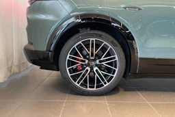 met. vihreä Porsche Cayenne 2026 kuva 10.
