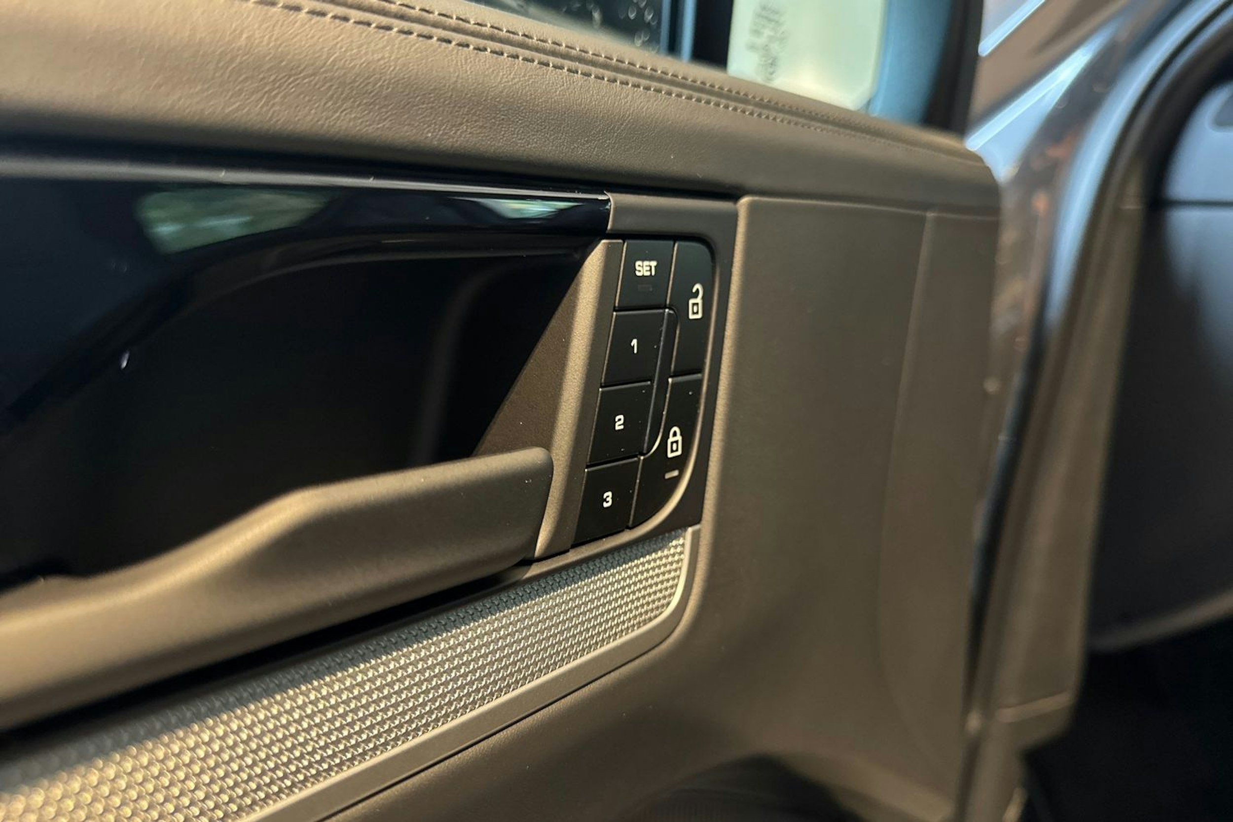 harmaa Porsche Cayenne 2026 kuva 10.