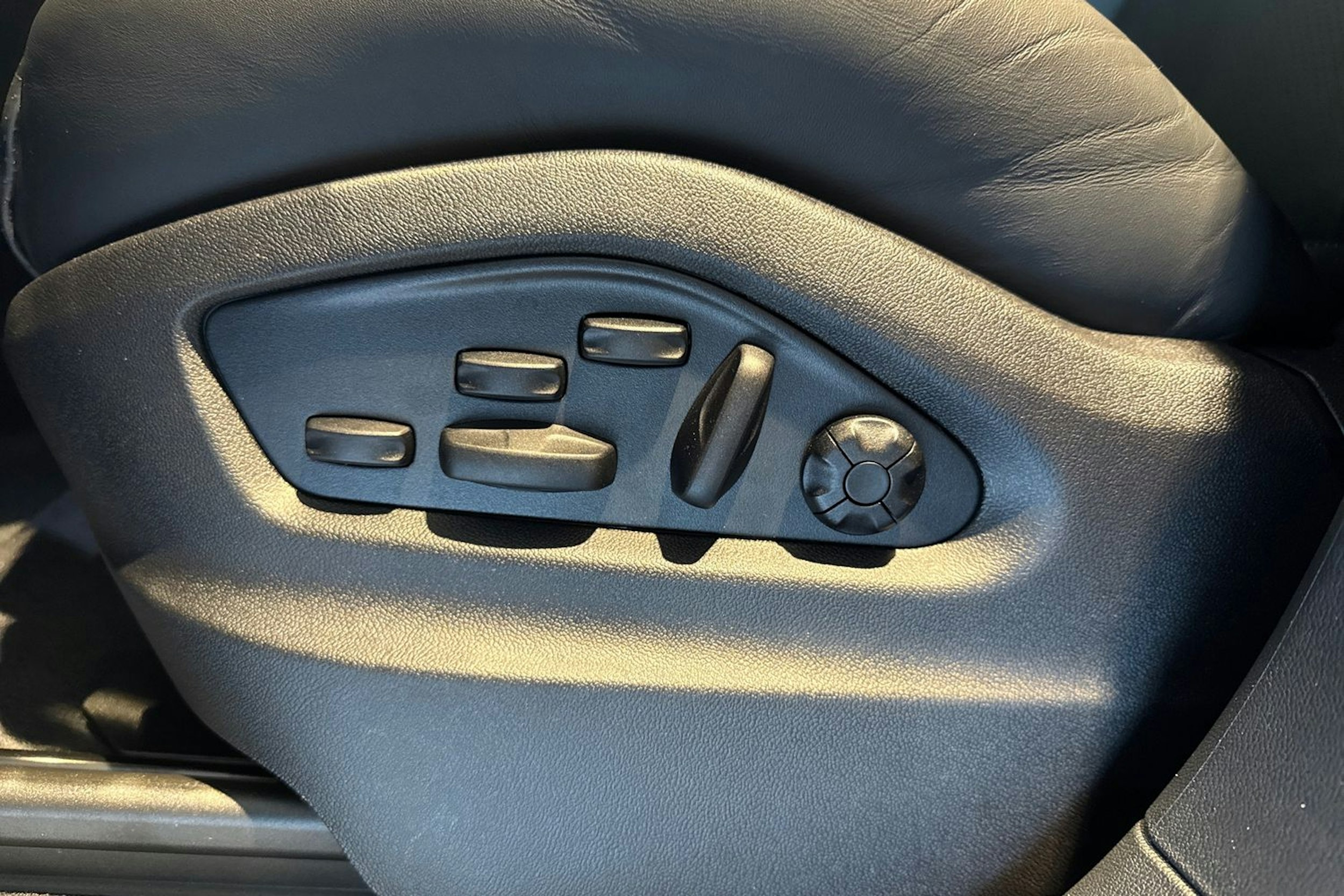 harmaa Porsche Cayenne 2026 kuva 11.