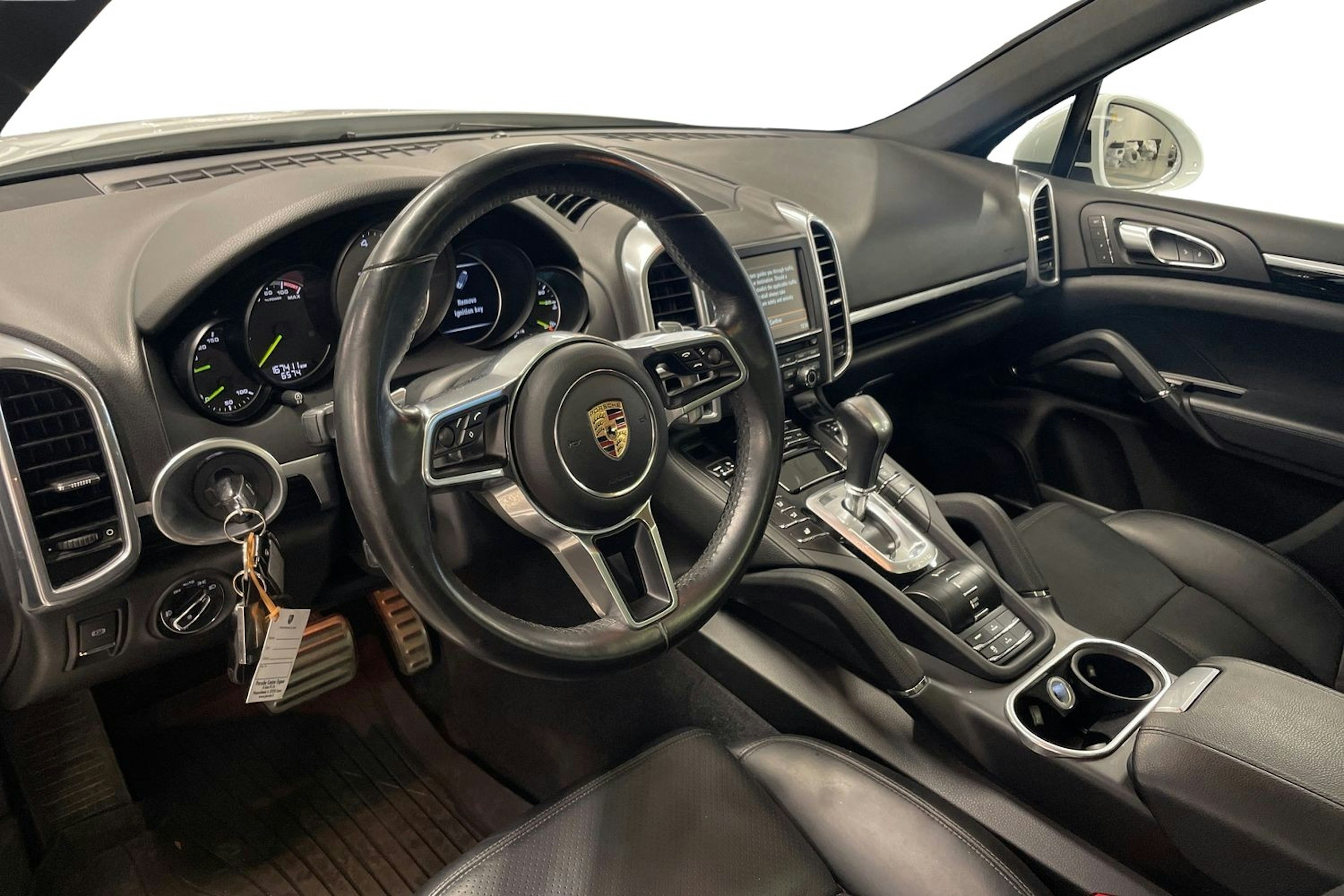 Valkoinen Porsche Cayenne S e-hybrid 2015 kuva 6.