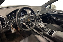 Valkoinen Porsche Cayenne S e-hybrid 2015 kuva 6.