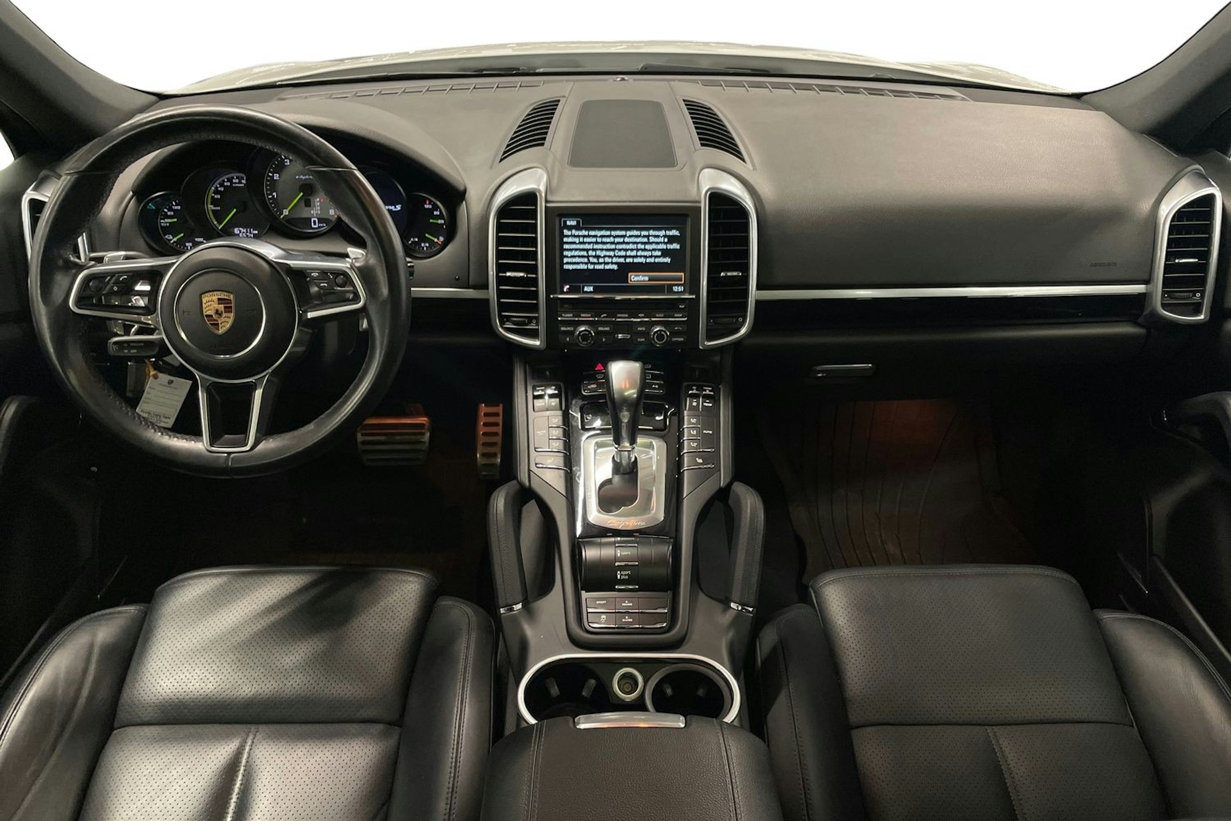 Valkoinen Porsche Cayenne S e-hybrid 2015 kuva 7.