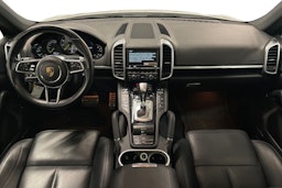 Valkoinen Porsche Cayenne S e-hybrid 2015 kuva 7.