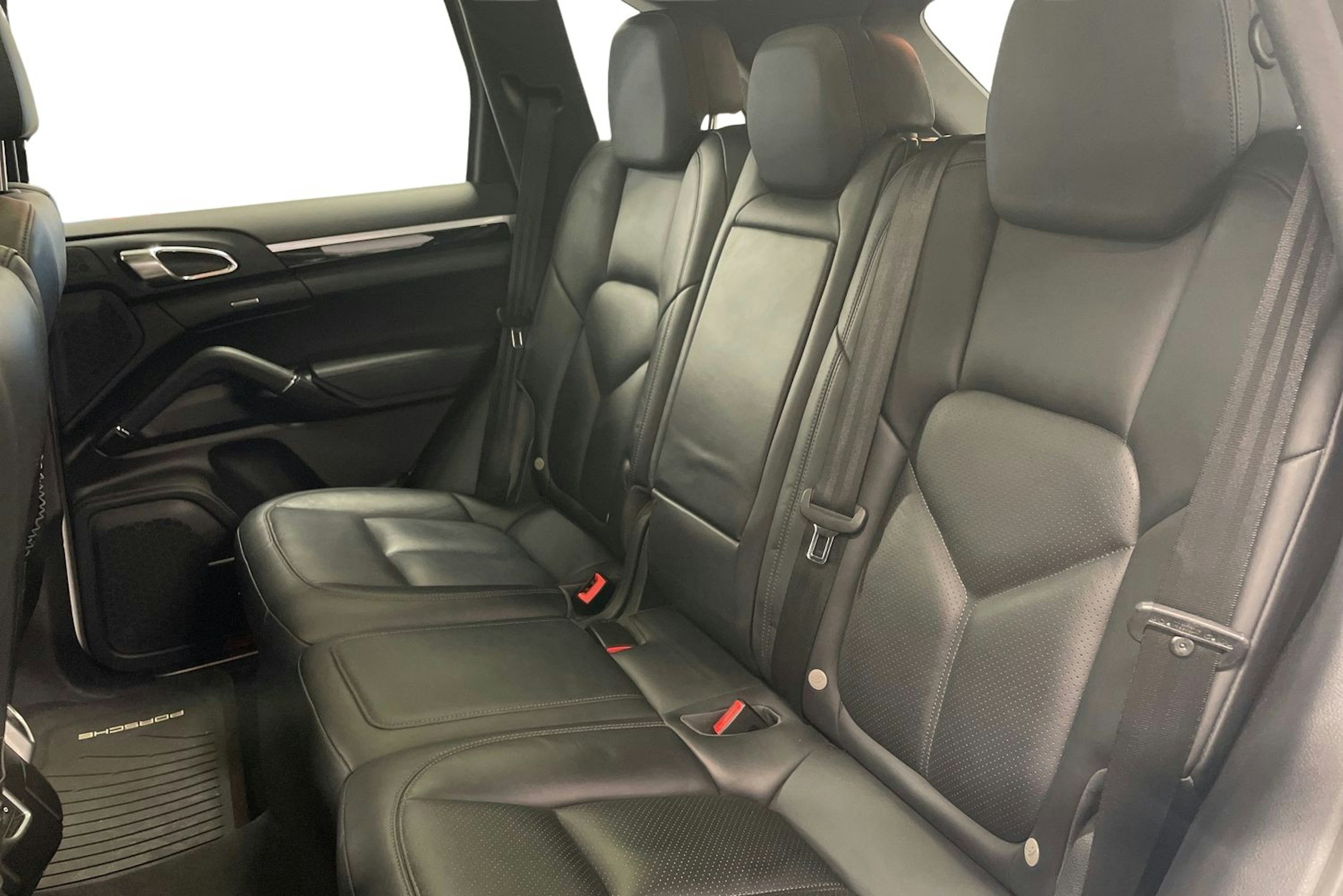 Valkoinen Porsche Cayenne S e-hybrid 2015 kuva 8.
