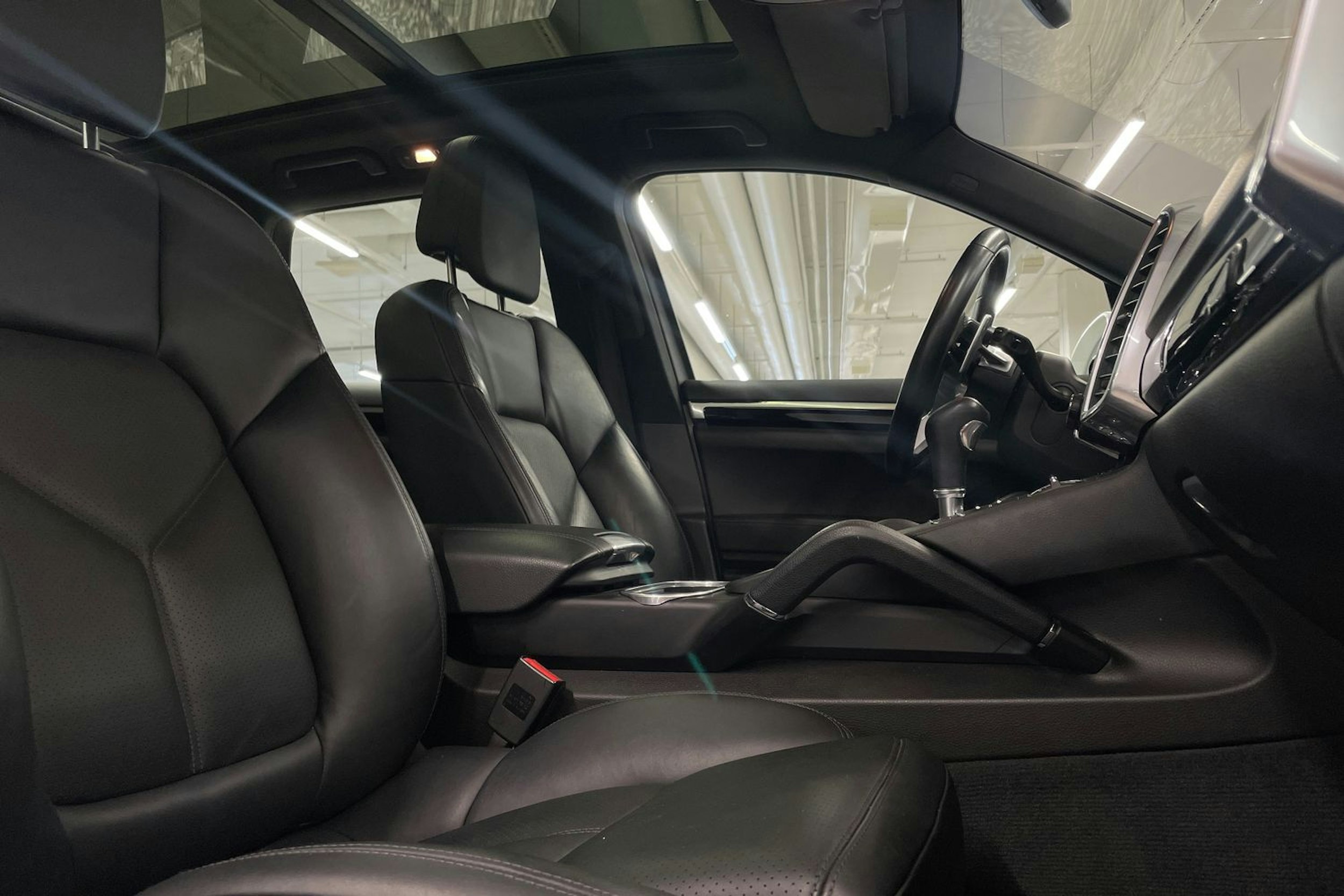 Valkoinen Porsche Cayenne S e-hybrid 2015 kuva 10.