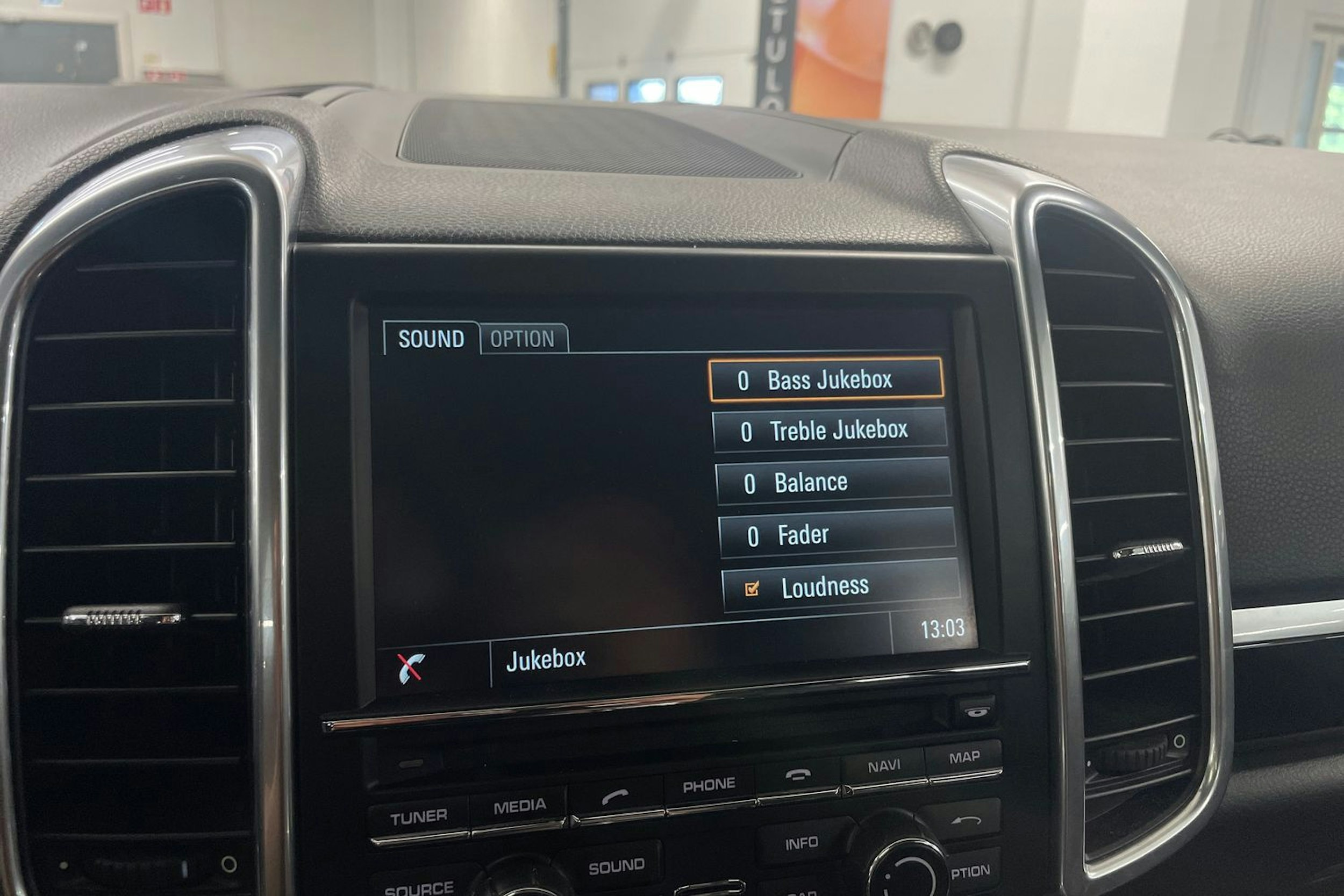 Valkoinen Porsche Cayenne S e-hybrid 2015 kuva 15.