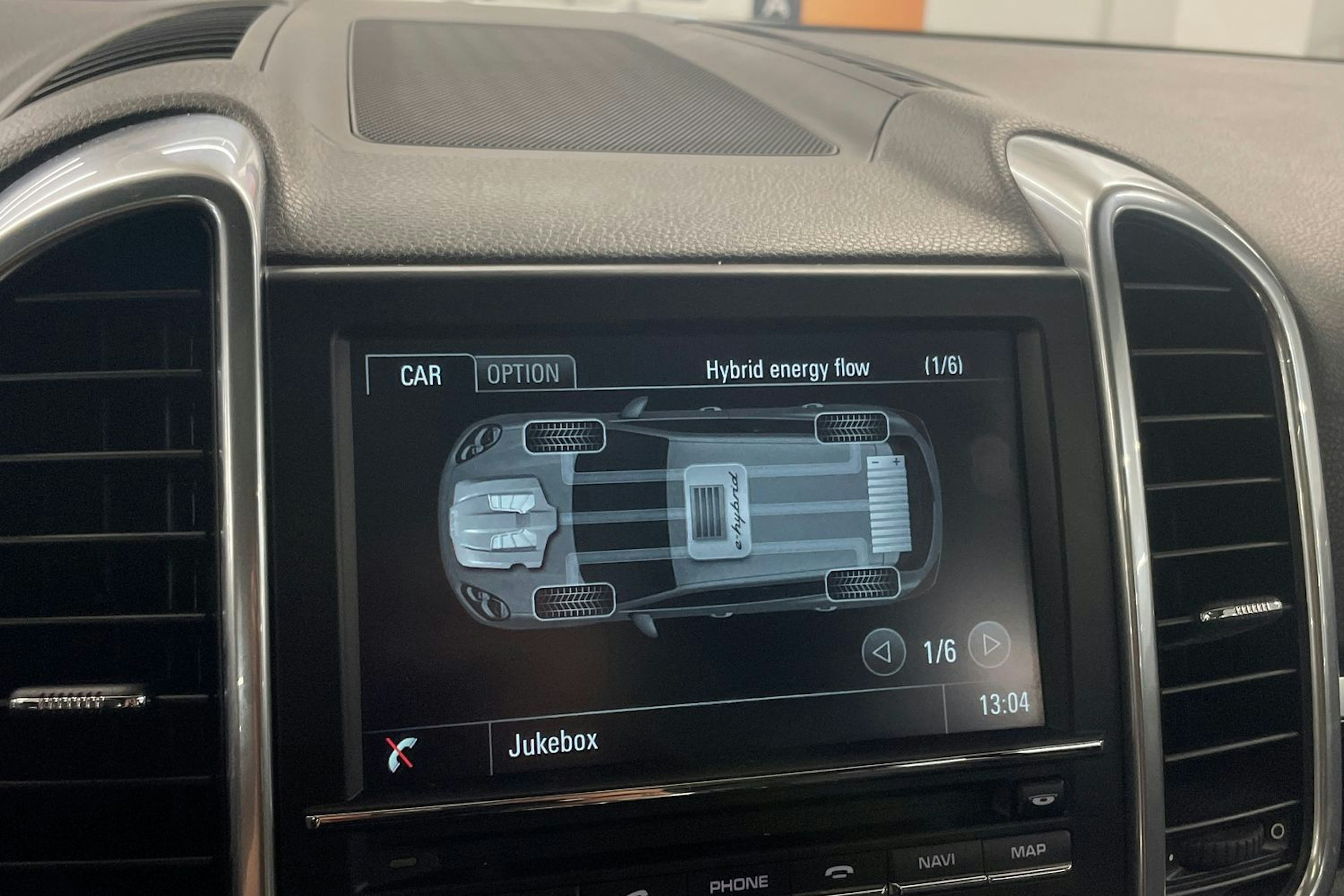Valkoinen Porsche Cayenne S e-hybrid 2015 kuva 16.