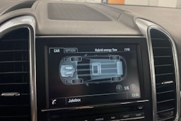 Valkoinen Porsche Cayenne S e-hybrid 2015 kuva 16.