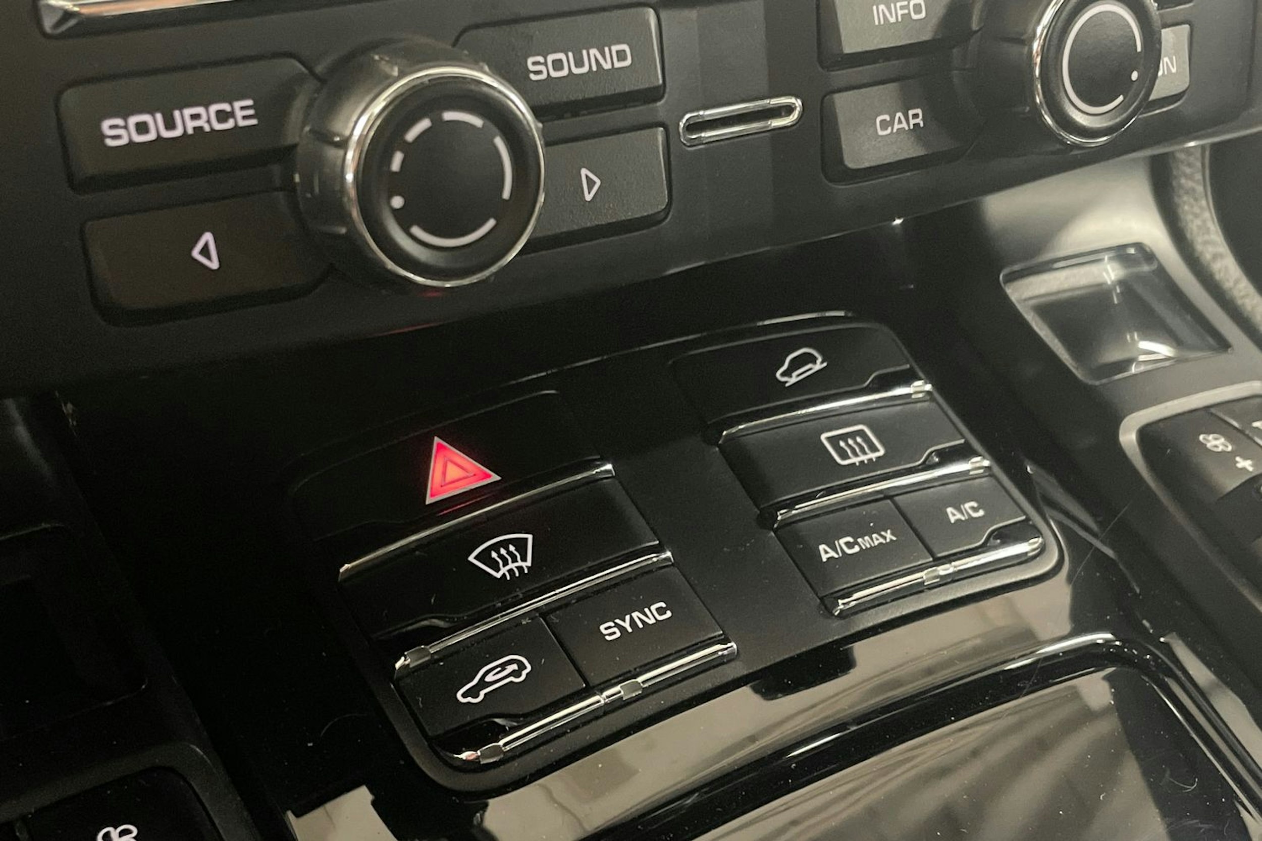 Valkoinen Porsche Cayenne S e-hybrid 2015 kuva 18.