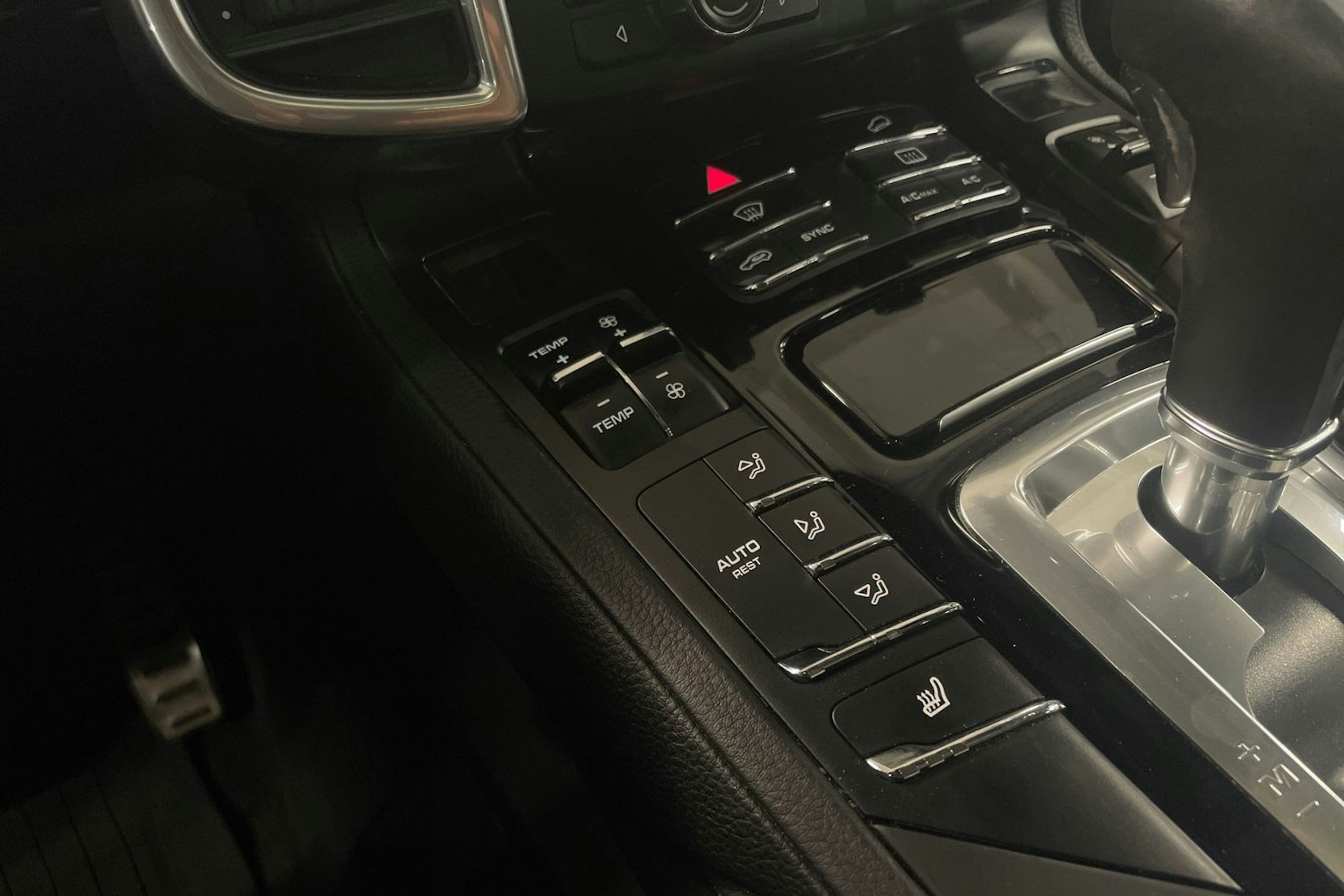 Valkoinen Porsche Cayenne S e-hybrid 2015 kuva 19.