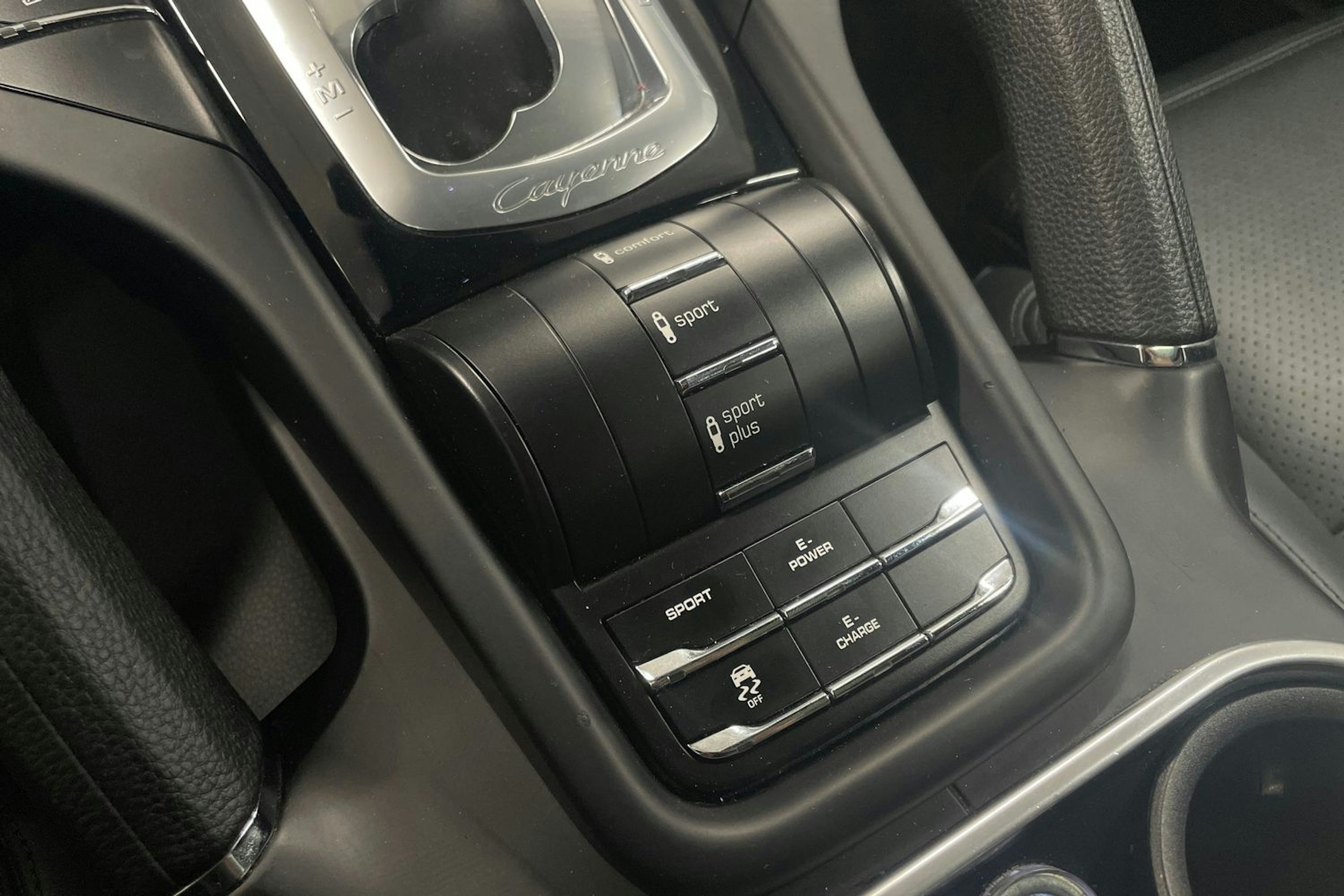 Valkoinen Porsche Cayenne S e-hybrid 2015 kuva 20.