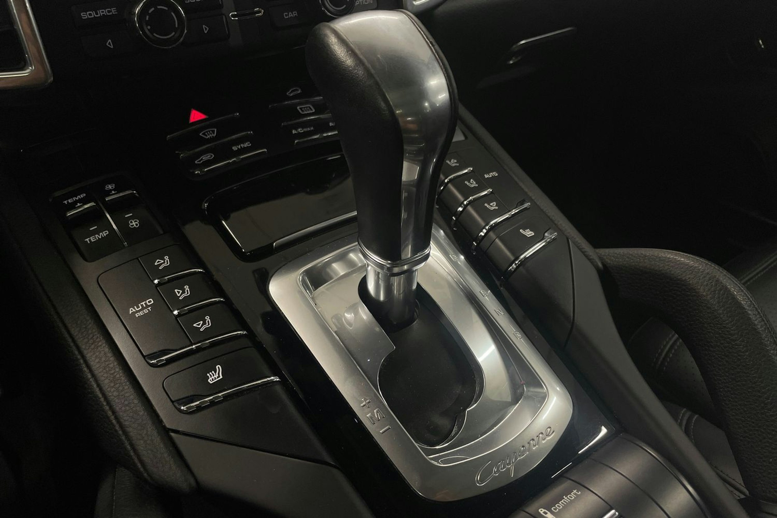 Valkoinen Porsche Cayenne S e-hybrid 2015 kuva 21.