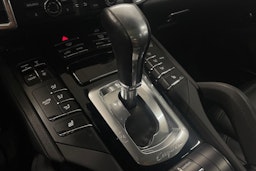 Valkoinen Porsche Cayenne S e-hybrid 2015 kuva 21.