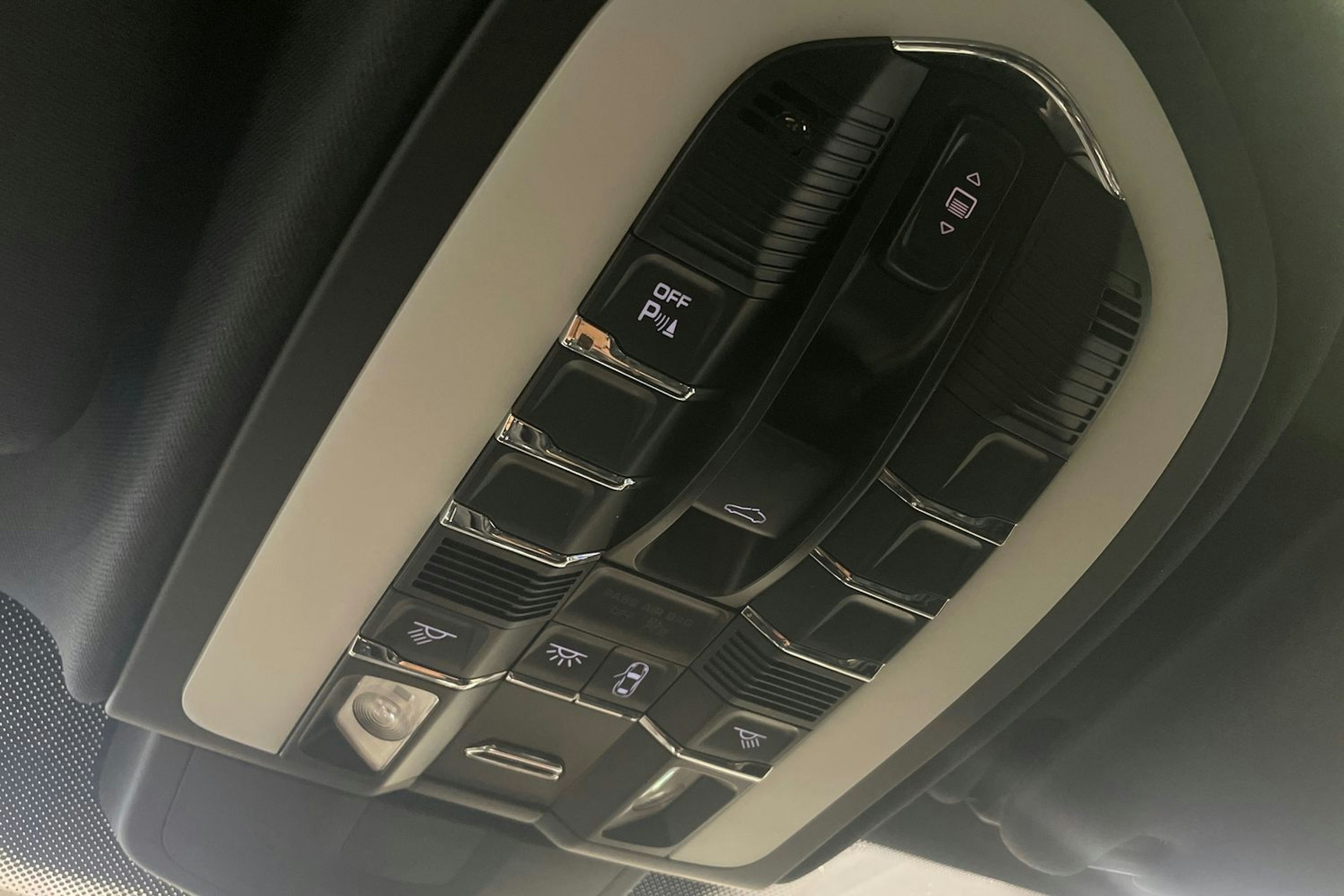 Valkoinen Porsche Cayenne S e-hybrid 2015 kuva 22.