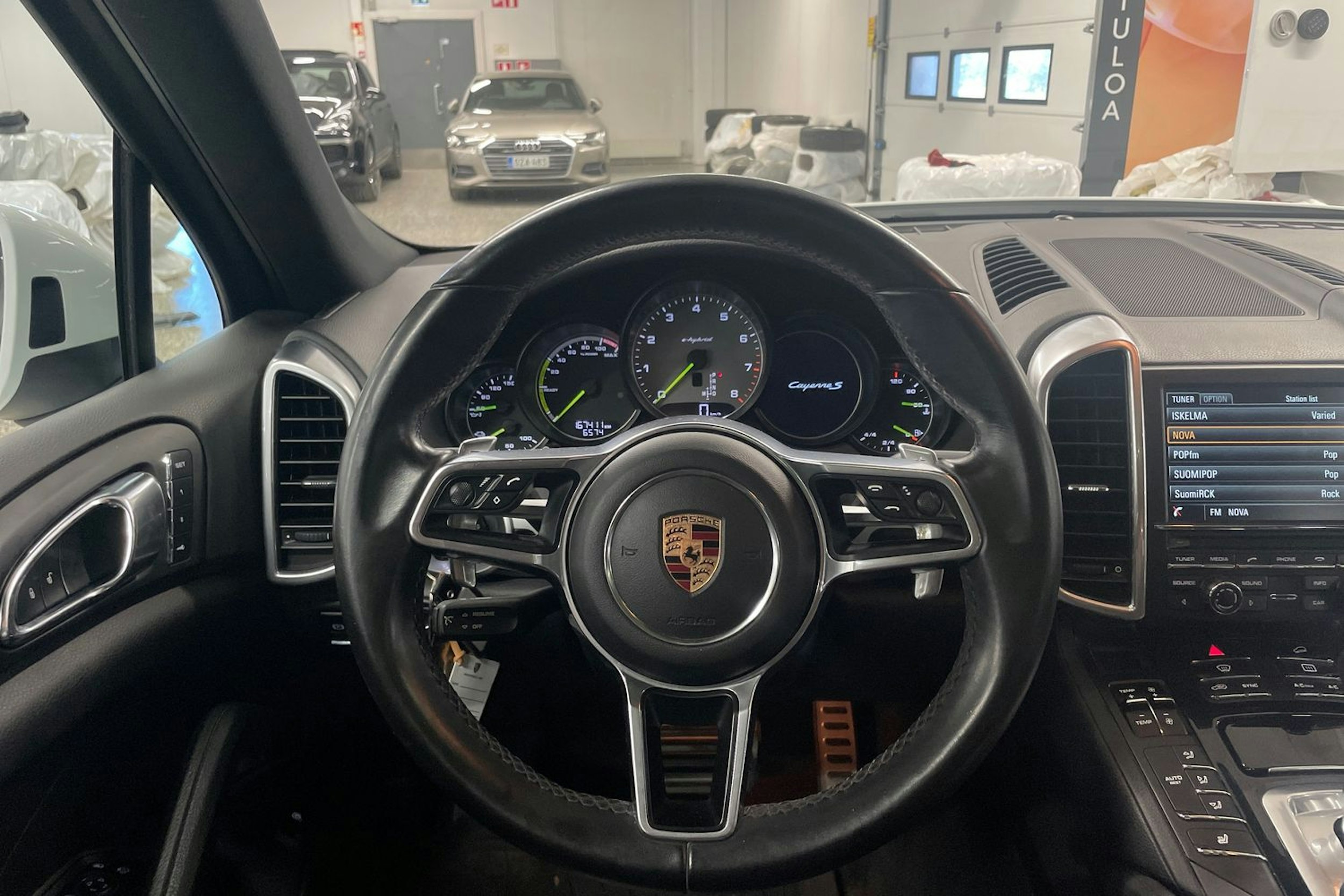 Valkoinen Porsche Cayenne S e-hybrid 2015 kuva 23.