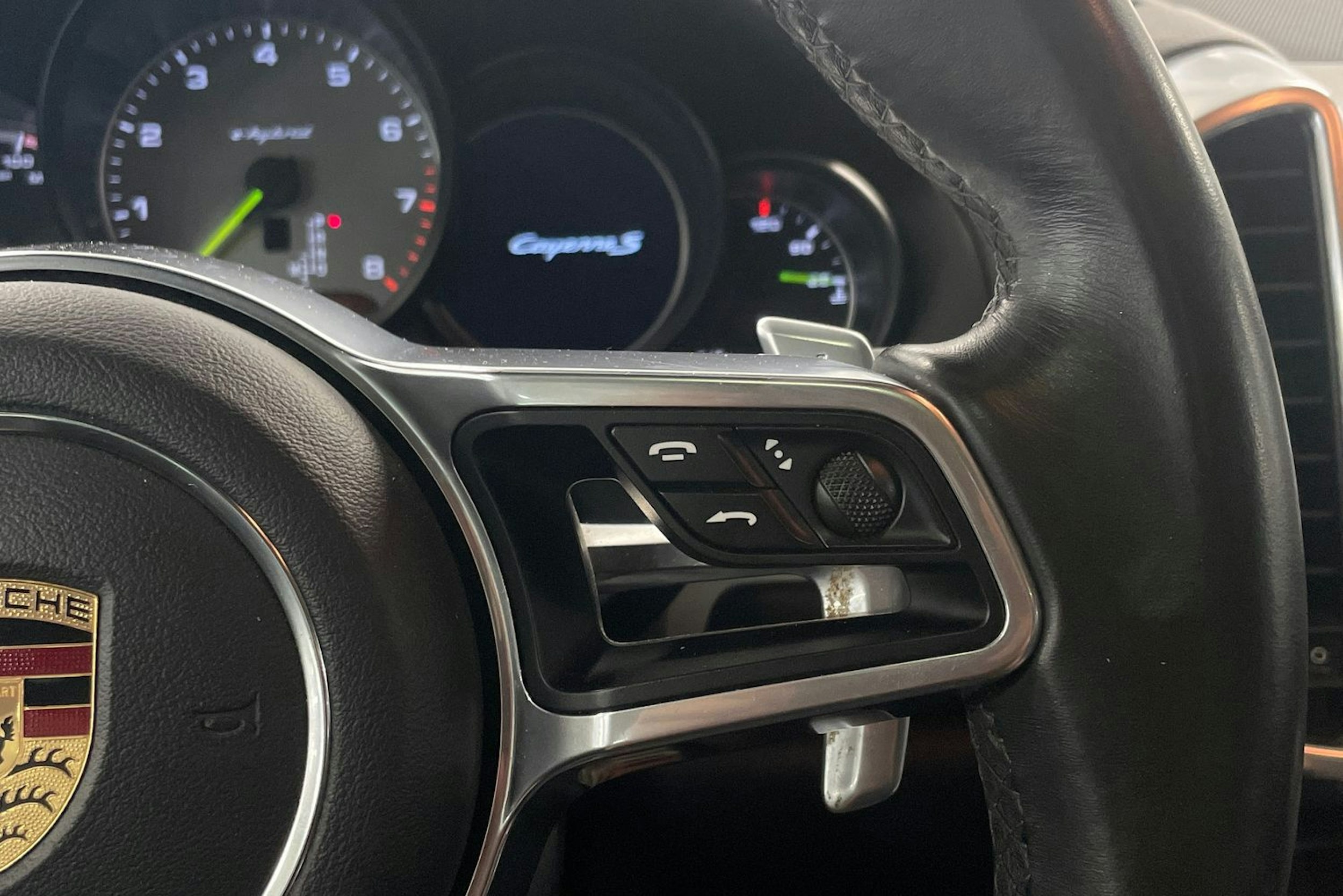 Valkoinen Porsche Cayenne S e-hybrid 2015 kuva 24.