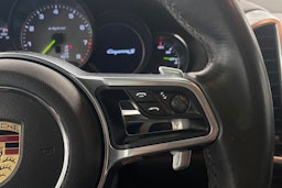 Valkoinen Porsche Cayenne S e-hybrid 2015 kuva 24.