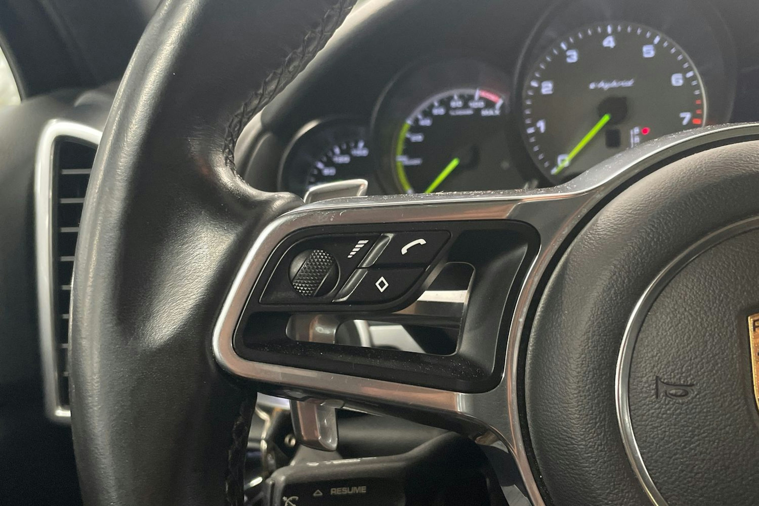 Valkoinen Porsche Cayenne S e-hybrid 2015 kuva 25.