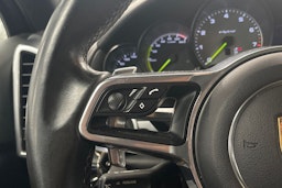 Valkoinen Porsche Cayenne S e-hybrid 2015 kuva 25.
