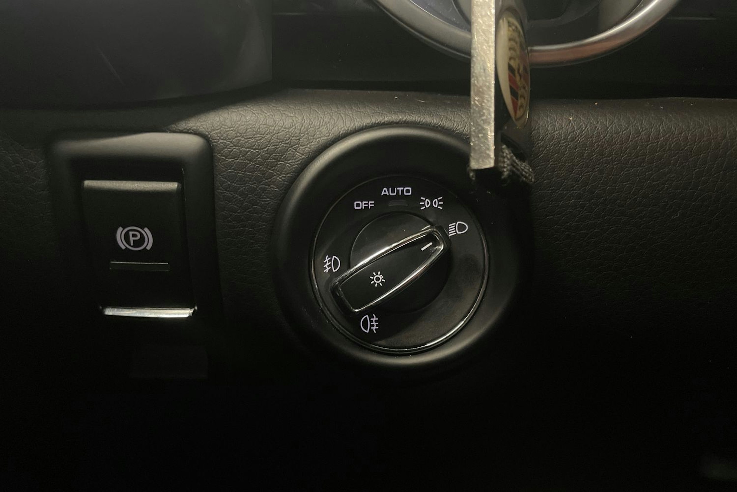Valkoinen Porsche Cayenne S e-hybrid 2015 kuva 27.