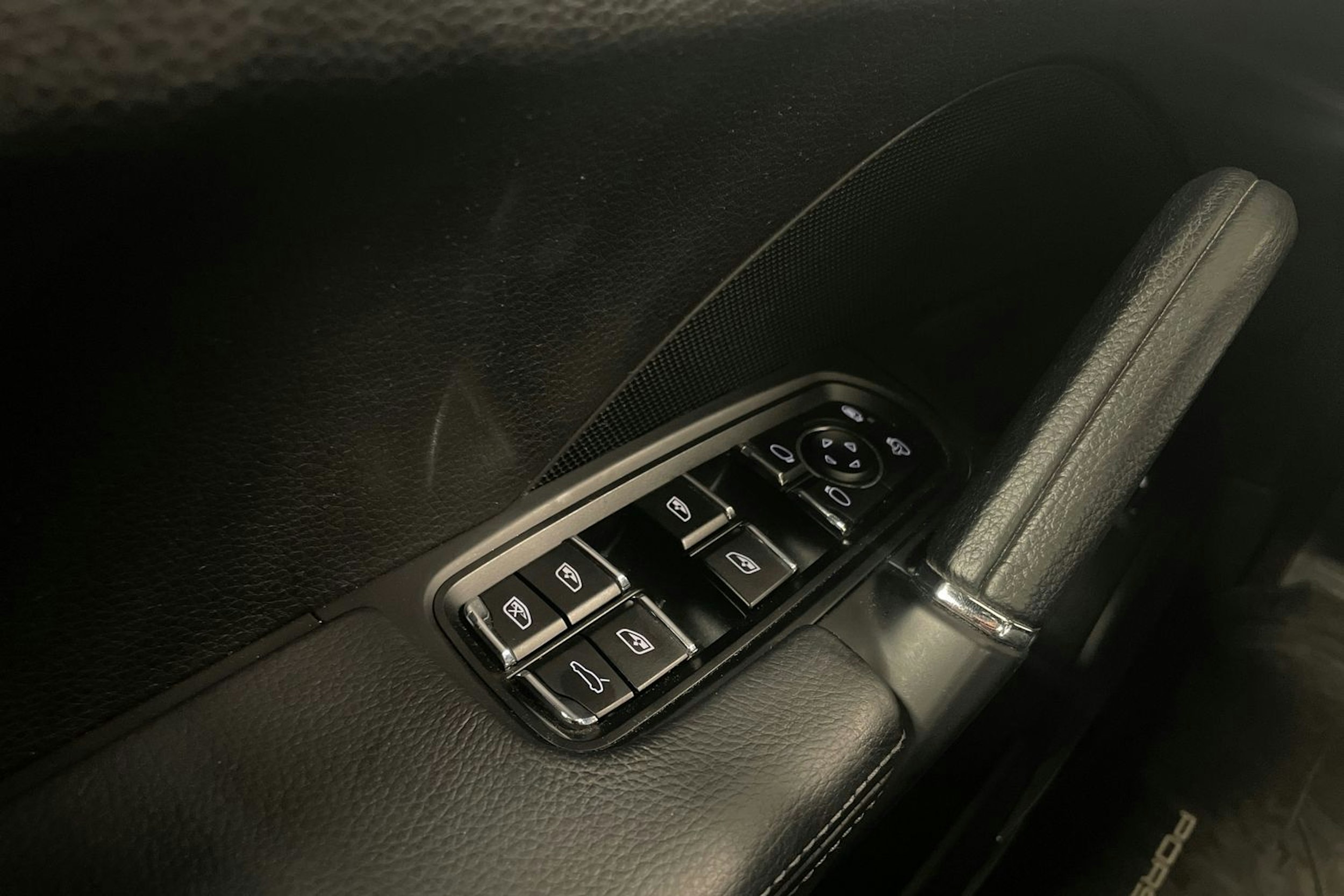 Valkoinen Porsche Cayenne S e-hybrid 2015 kuva 28.
