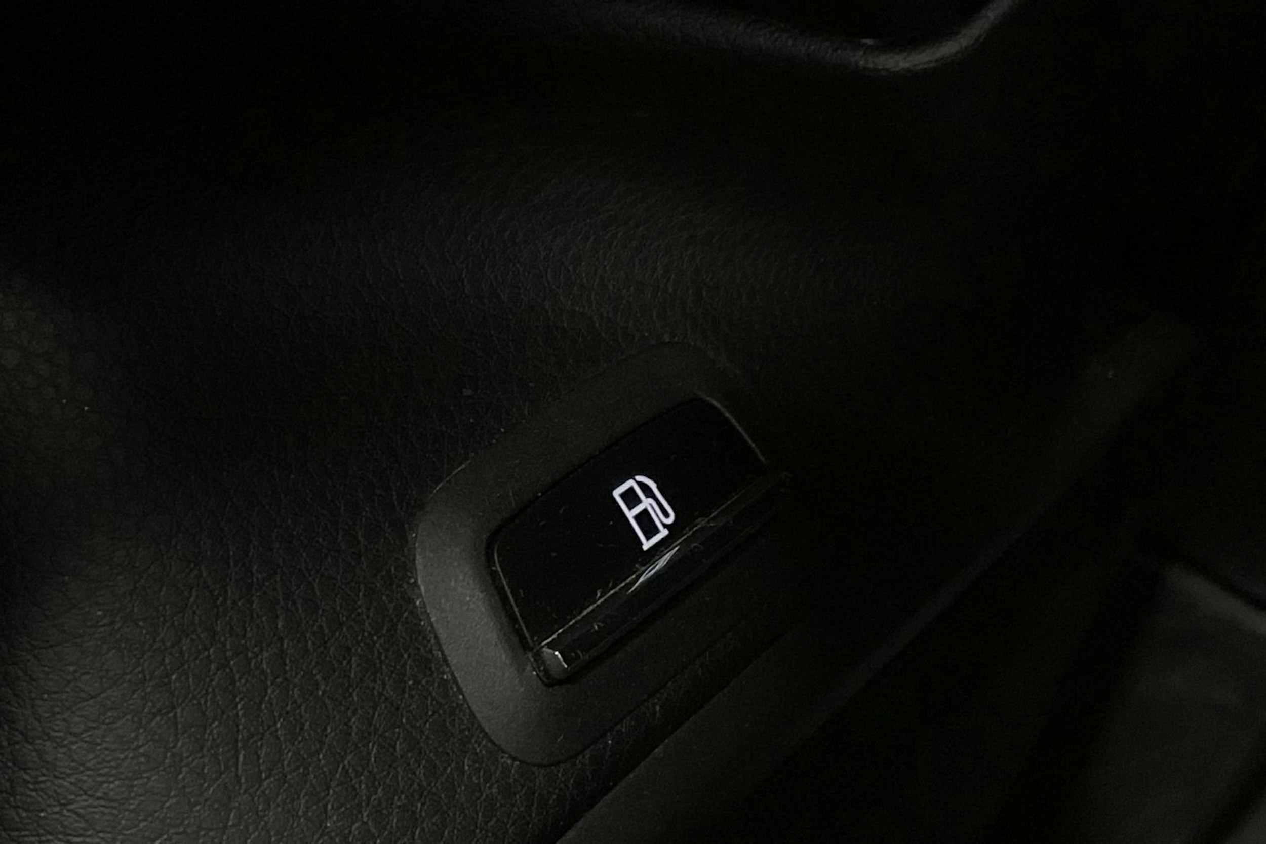 Valkoinen Porsche Cayenne S e-hybrid 2015 kuva 29.