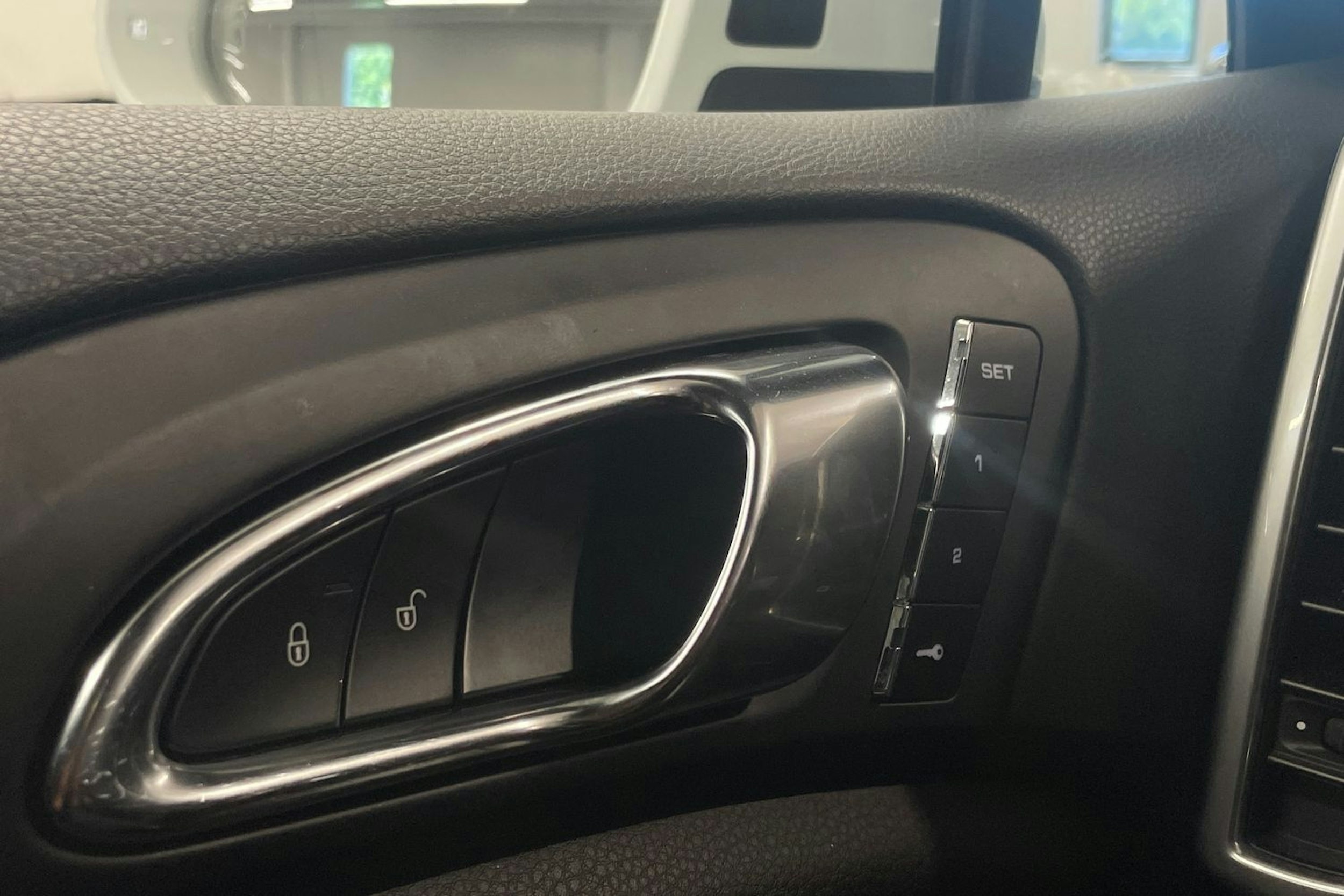 Valkoinen Porsche Cayenne S e-hybrid 2015 kuva 30.