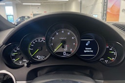 Valkoinen Porsche Cayenne S e-hybrid 2015 kuva 31.