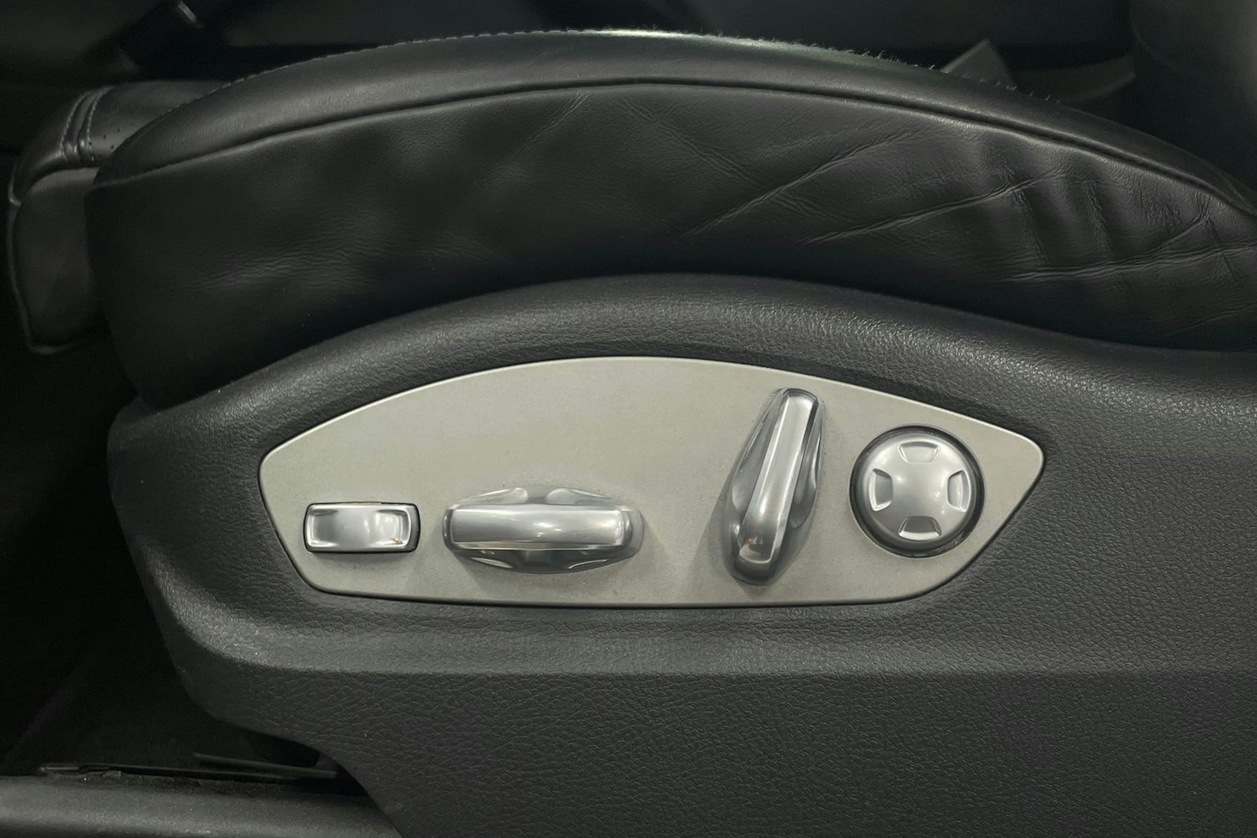 Valkoinen Porsche Cayenne S e-hybrid 2015 kuva 32.