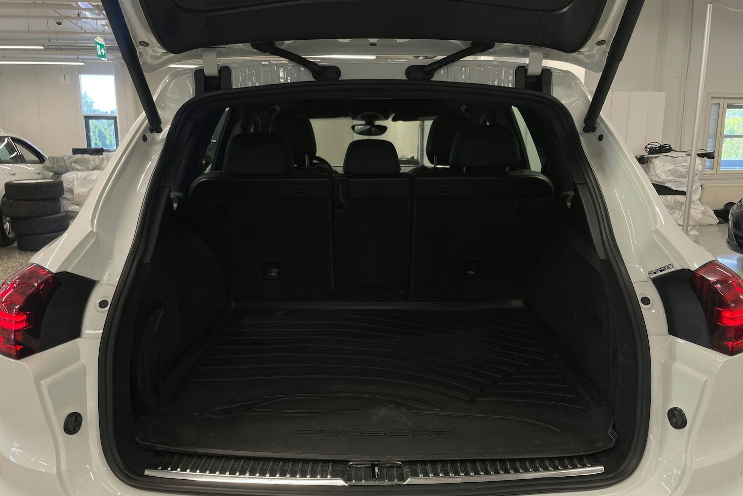 Valkoinen Porsche Cayenne S e-hybrid 2015 kuva 33.