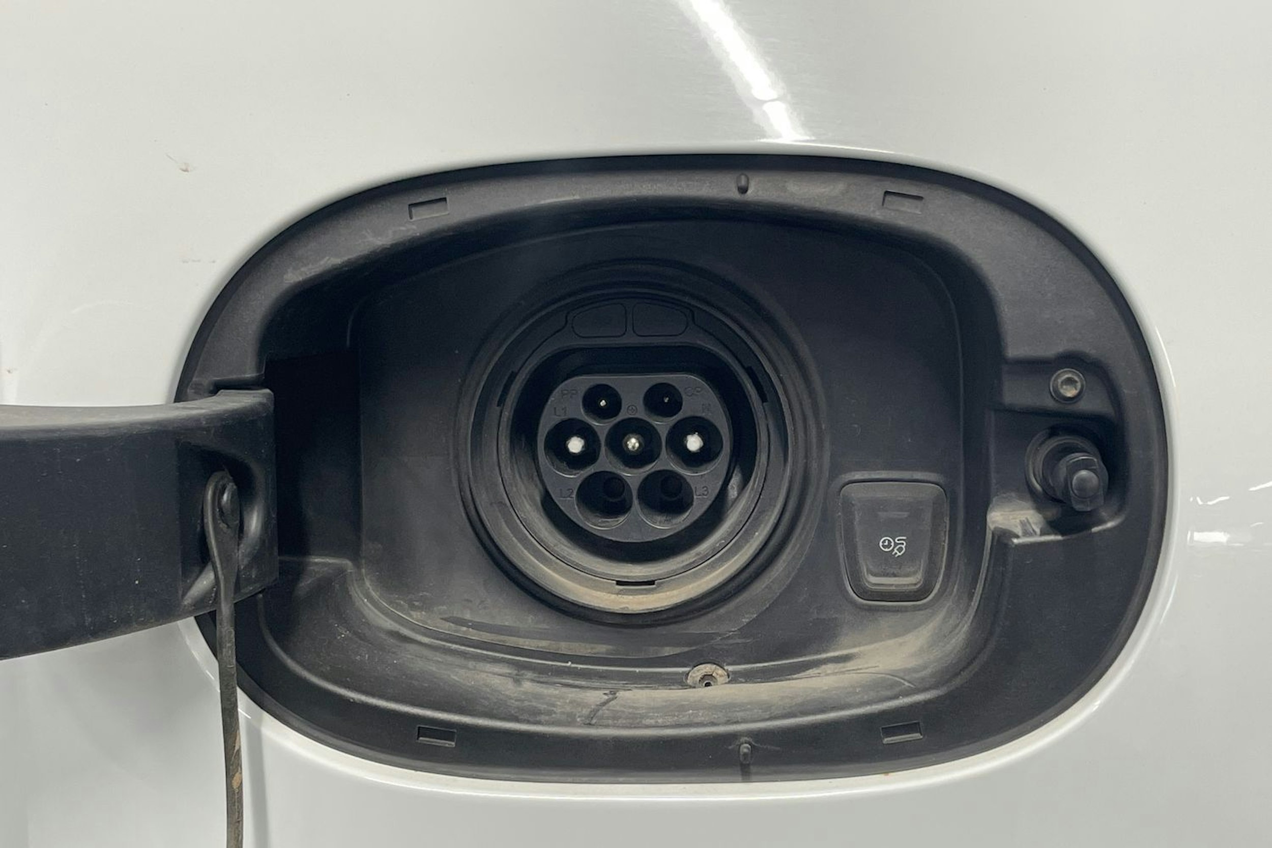 Valkoinen Porsche Cayenne S e-hybrid 2015 kuva 36.
