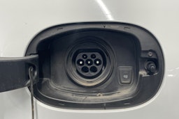 Valkoinen Porsche Cayenne S e-hybrid 2015 kuva 36.