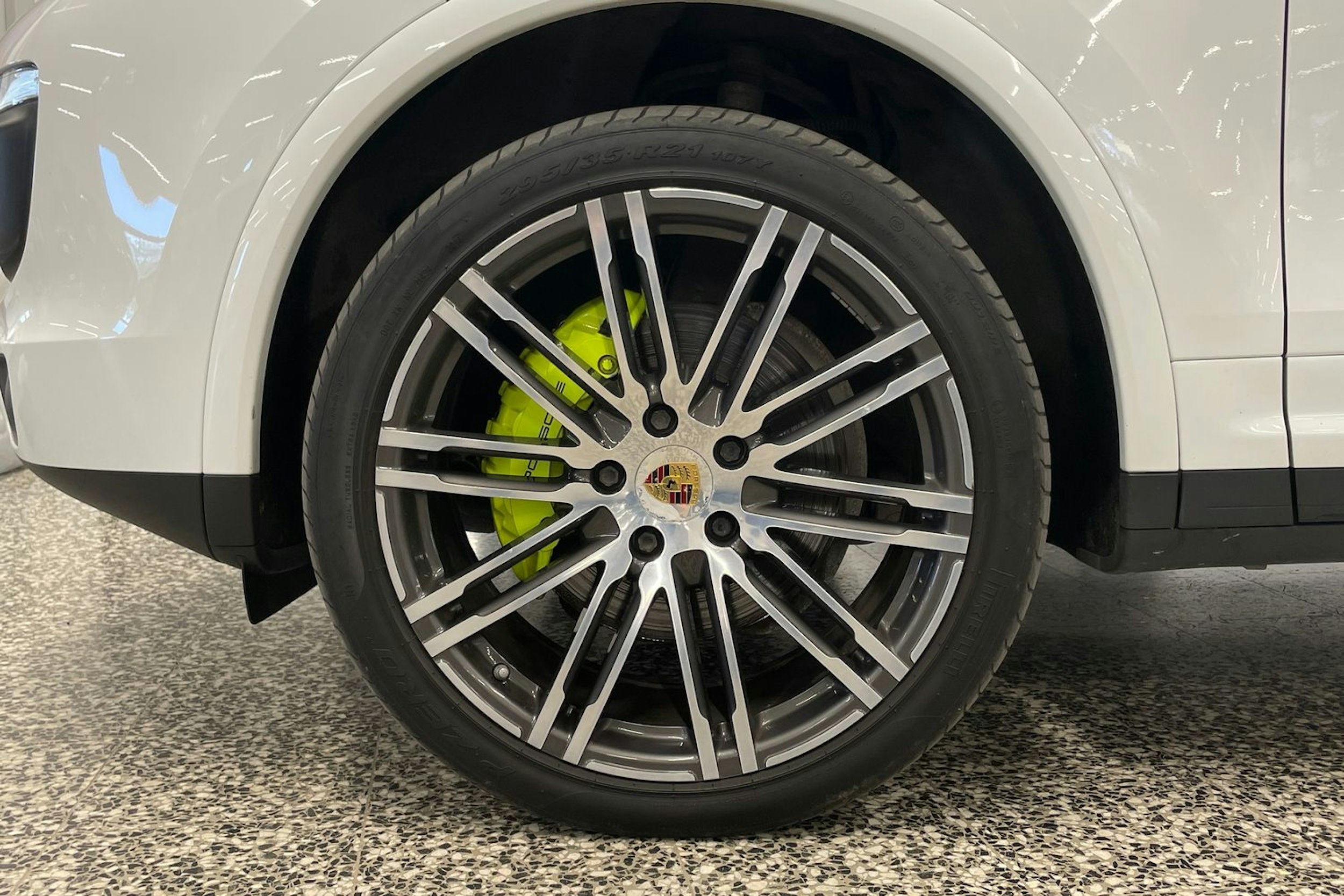 Valkoinen Porsche Cayenne S e-hybrid 2015 kuva 37.