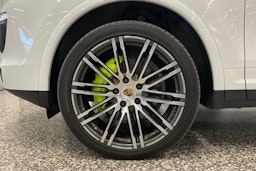 Valkoinen Porsche Cayenne S e-hybrid 2015 kuva 37.