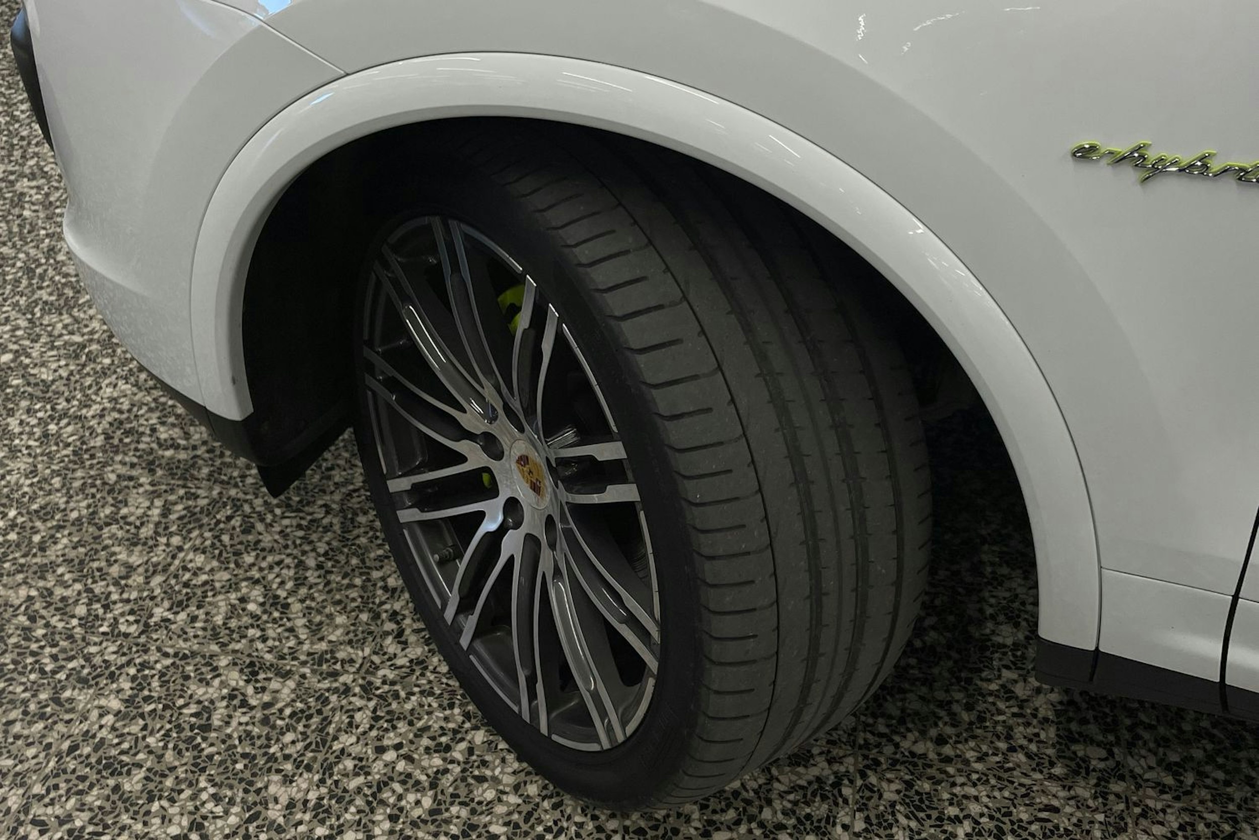 Valkoinen Porsche Cayenne S e-hybrid 2015 kuva 38.