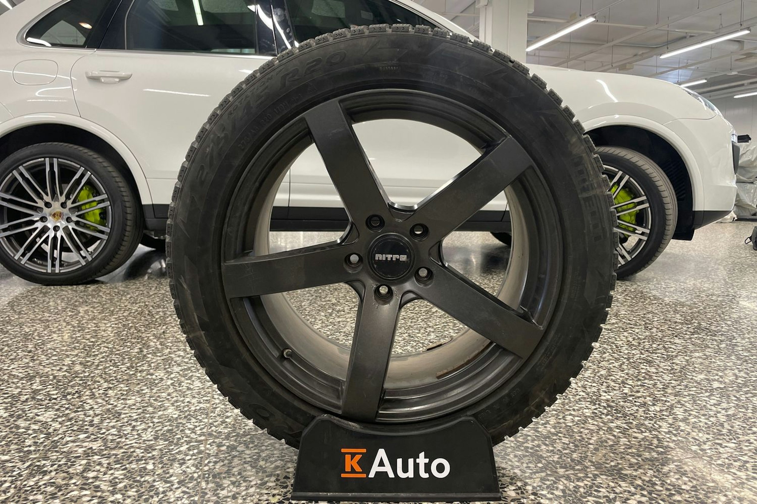 Valkoinen Porsche Cayenne S e-hybrid 2015 kuva 39.