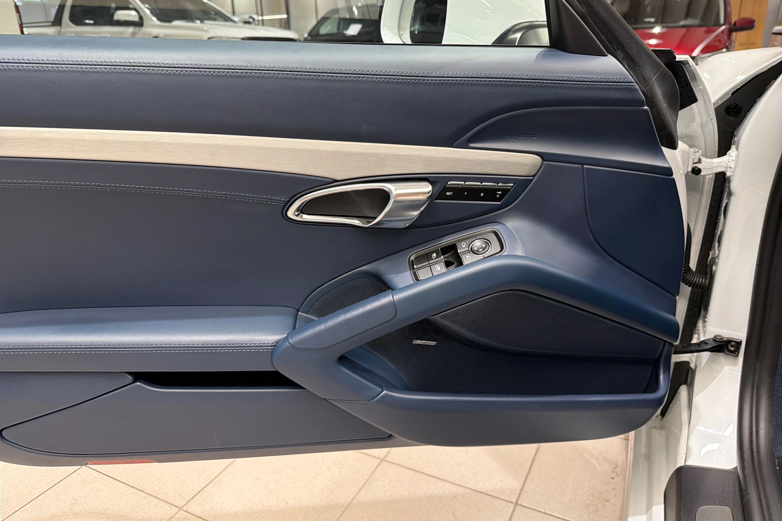 Valkoinen Porsche Cayman 2013 kuva 13.