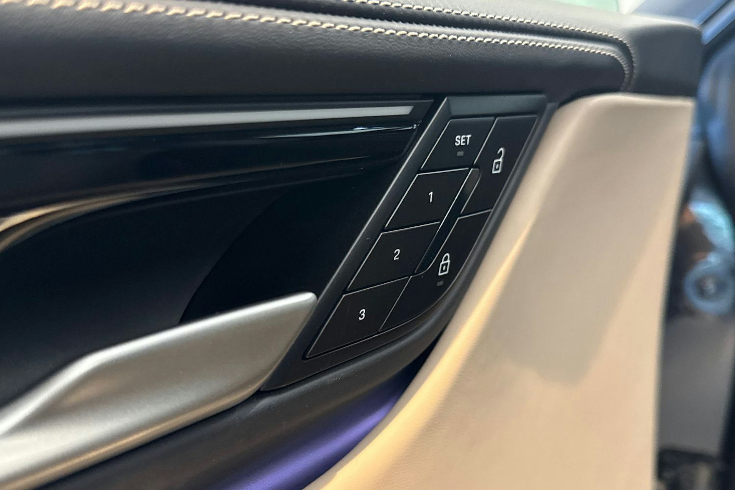 Harmaa Porsche Macan 2025 kuva 10.