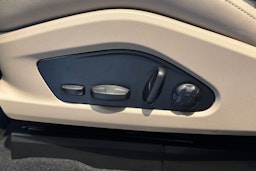 Harmaa Porsche Macan 2025 kuva 11.