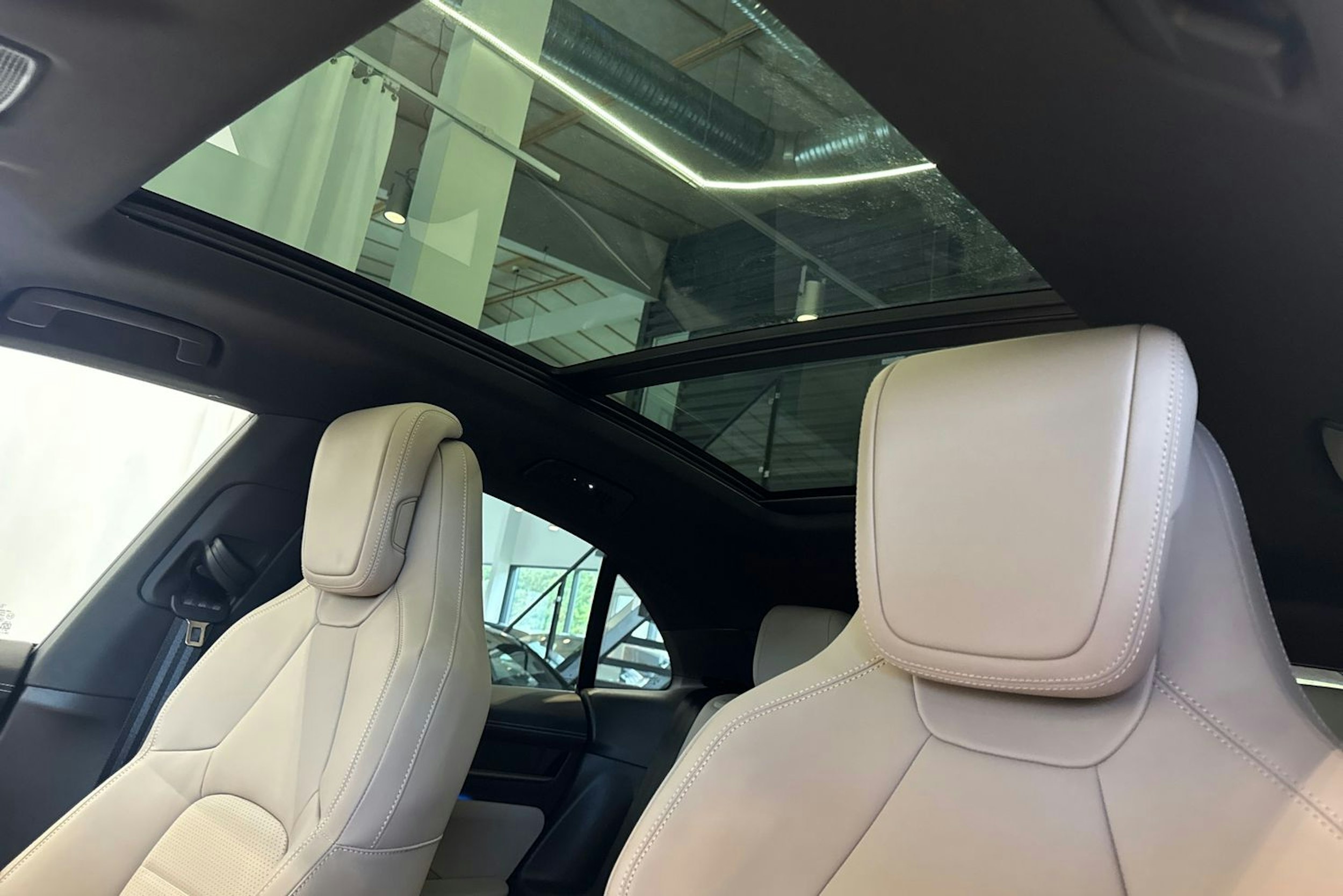 Harmaa Porsche Macan 2025 kuva 15.