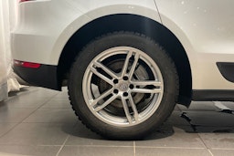 valkoinen Porsche Macan 2015 kuva 10.